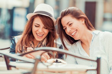 Arkadaşlar eğleniyor.