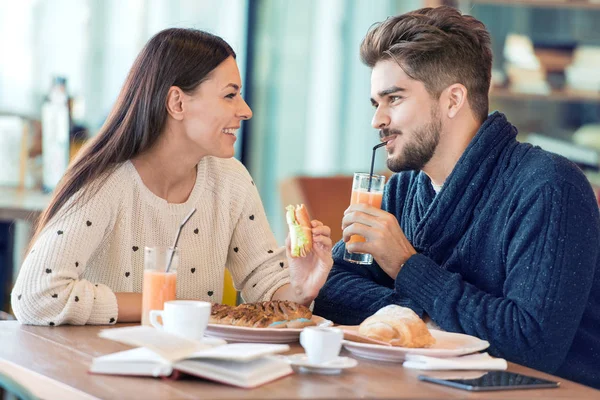 Couple dégustant un repas assis à la table du café — Photo