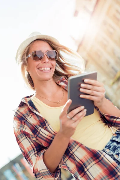 Mujer joven usando tableta — Foto de Stock