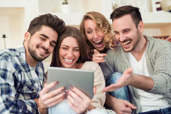 Amigos de moda divirtiéndose en casa — Foto de Stock