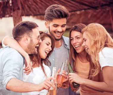 Arkadaşlar eğlenmeye ve dans