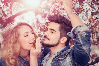 Çift bahçede eğleniyor