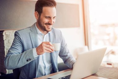 Dizüstü bilgisayar kullanan iş adamı