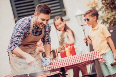 Mutlu bir aile barbekü yapıyor
