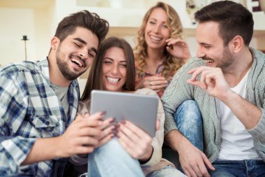 İnsanlar evde eğleniyor..