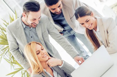 Modern ofisteki iş adamları 