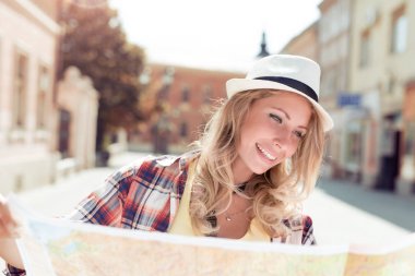 şehir haritası kullanan kadın 