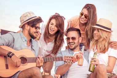 Kumsalda gün zevk arkadaş.