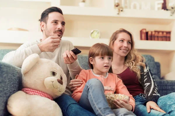 Família assistindo TV em casa — Fotografia de Stock