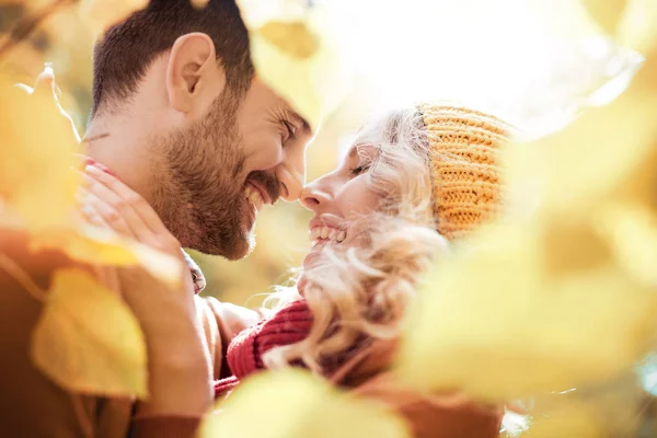 Couple heureux avoir du plaisir dans le parc — Photo