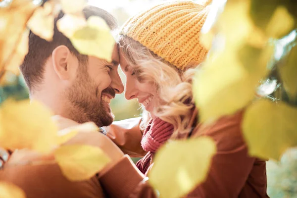 Couple heureux avoir du plaisir dans le parc — Photo