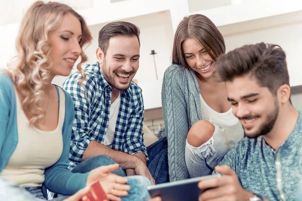 Gente disfrutando en casa. — Foto de Stock