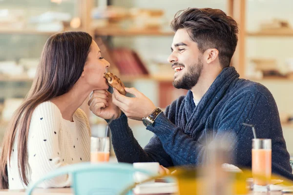 Pareja disfrutando del desayuno — Foto de Stock