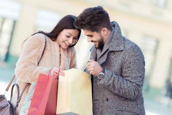 Par med shoppingväskor. — Stockfoto