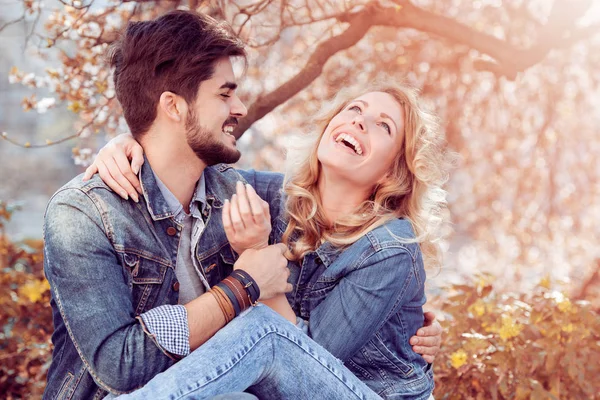 Casal se divertindo no jardim — Fotografia de Stock