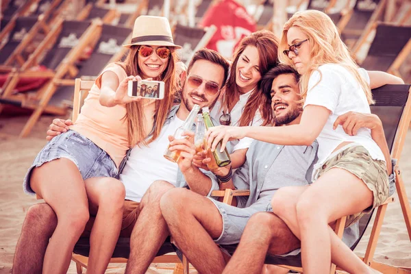 Grupo de amigos tomando selfie . — Foto de Stock