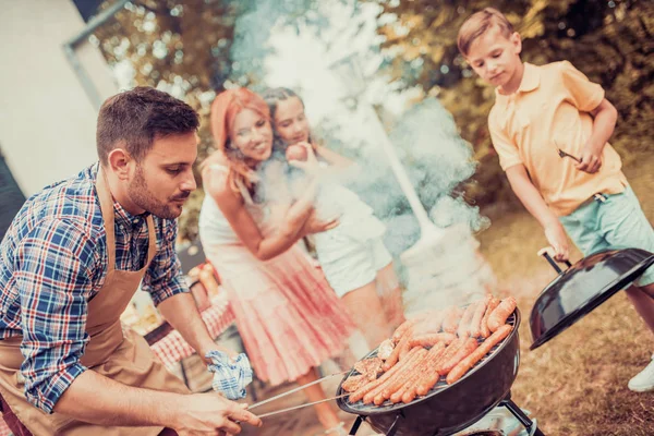 Familia teniendo barbacoa — Foto de Stock