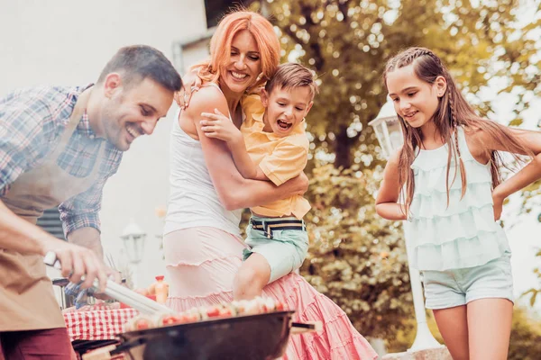 Família feliz ter churrasco — Fotografia de Stock
