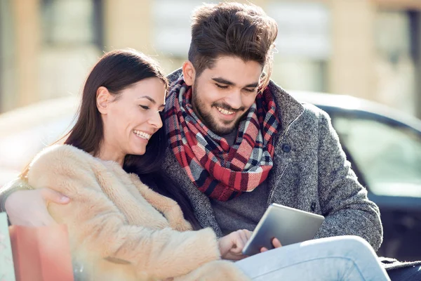 Pareja feliz tomando selfie. — Foto de Stock