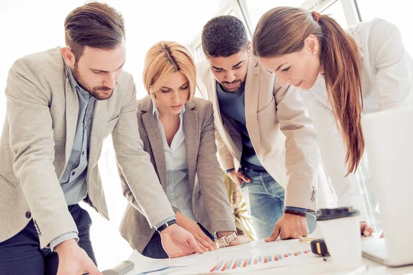 Gente de negocios trabajando en oficina — Foto de Stock