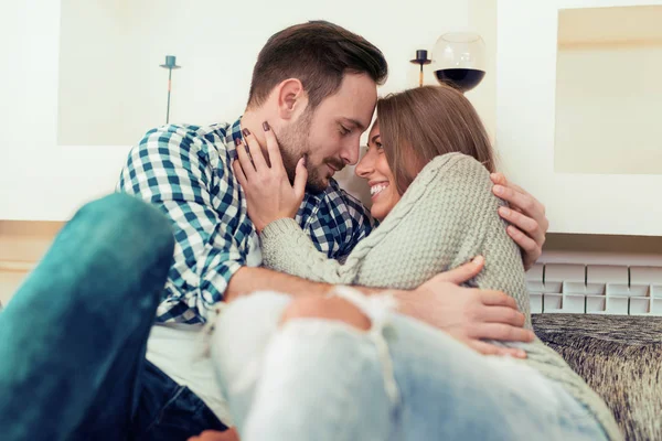 Pareja abrazándose en el sofá — Foto de Stock