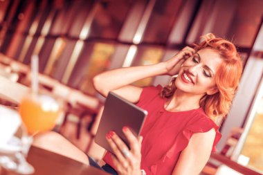 İş kadınları dijital tablet kullanma