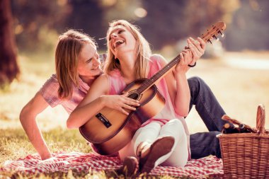 Gitarlı genç çift