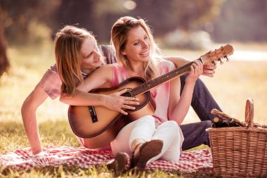 Gitarlı genç çift