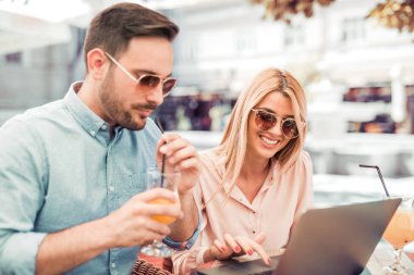 Kaç şehirde dizüstü kullanarak aşk içinde.