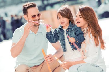 Anne ve kızı birlikte oynayan açık.