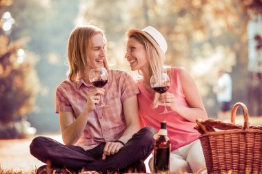 Genç çift şarap içiyor.