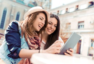 Genç arkadaşlar tablet café'de kullanma.