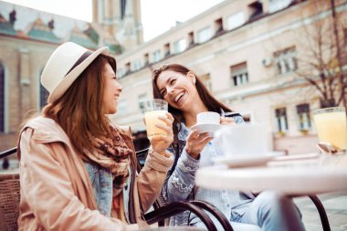 iki kadın kahve keyfini çıkarın..