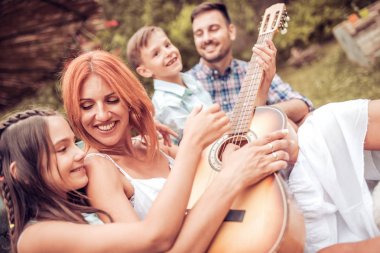 Mutlu aile parkta eğleniyor.