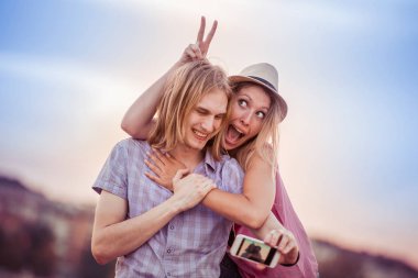 Güneşli bir günde çift alarak selfie