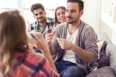 Arkadaşlar eğleniyor. 