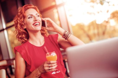 iş kadını ile akıllı telefon