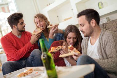 Gençler pizza ve içecekler ile dinlenme.