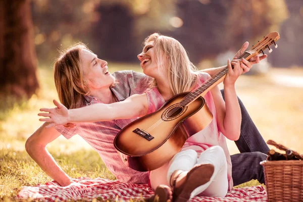 Jong stel met gitaar — Stockfoto