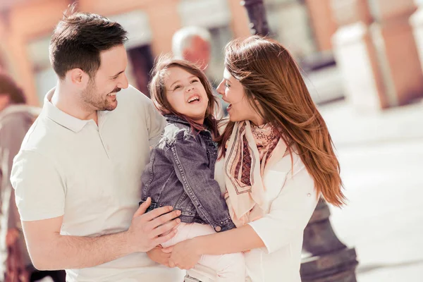 Lycklig familj av tre njuter av sin semester i staden. — Stockfoto