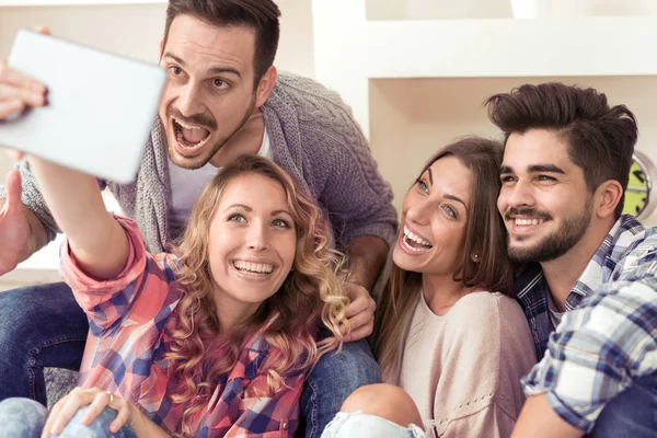 Grupo de amigos tomando uma selfie em um tablet — Fotografia de Stock