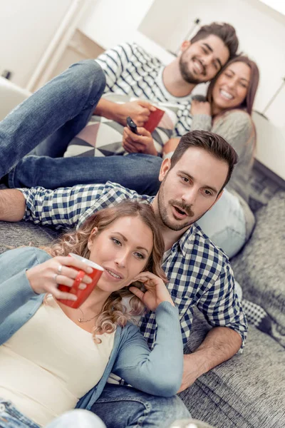 Amici che guardano la tv insieme a casa — Foto Stock