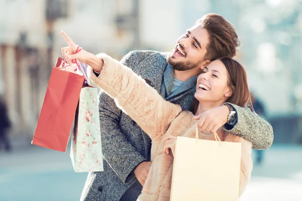 Verliefde paar winkelen — Stockfoto