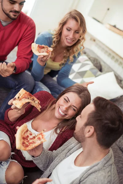 Vidám fiatalokat, eszik pizzát csoportja — Stock Fotó