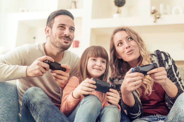 Familie spielt Videospiel — Stockfoto