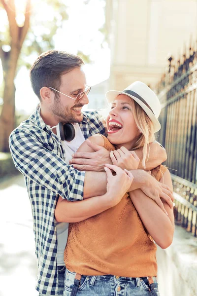 Jeune couple amoureux en plein air — Photo