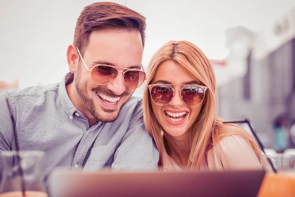 Junges Paar hat Spaß — Stockfoto