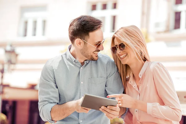 Junges Paar mit Tablet auf der Straße. — Stockfoto