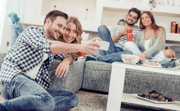 Tempo de selfie em casa — Fotografia de Stock