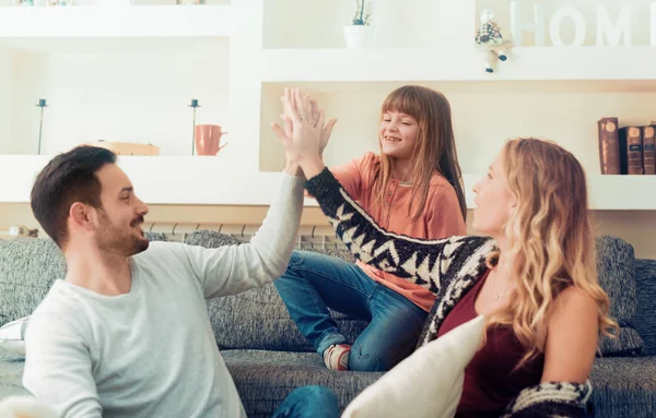 Aile evde eğleniyor.